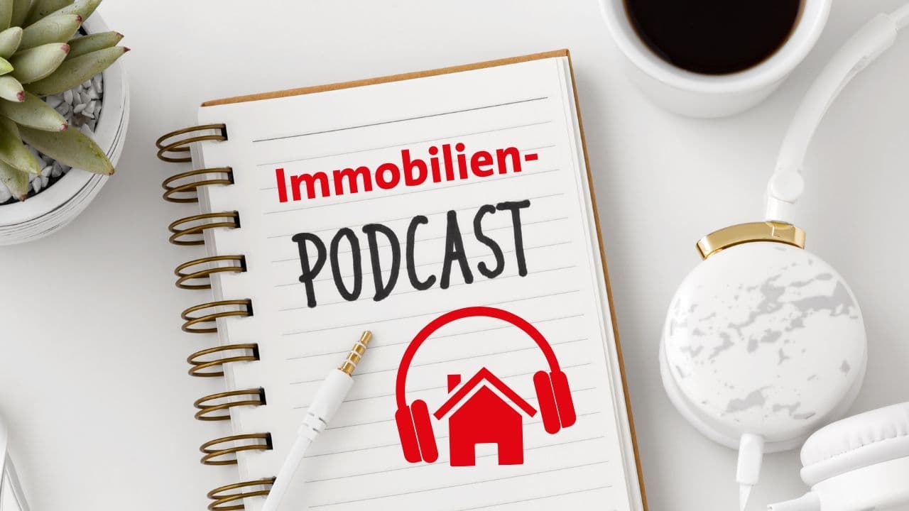 Notizbuch mit Schrift „Immobilien-Podcast“