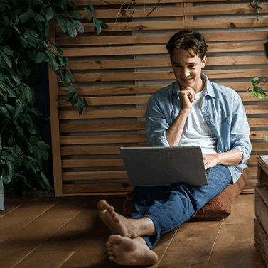 Junger Mann mit Laptop