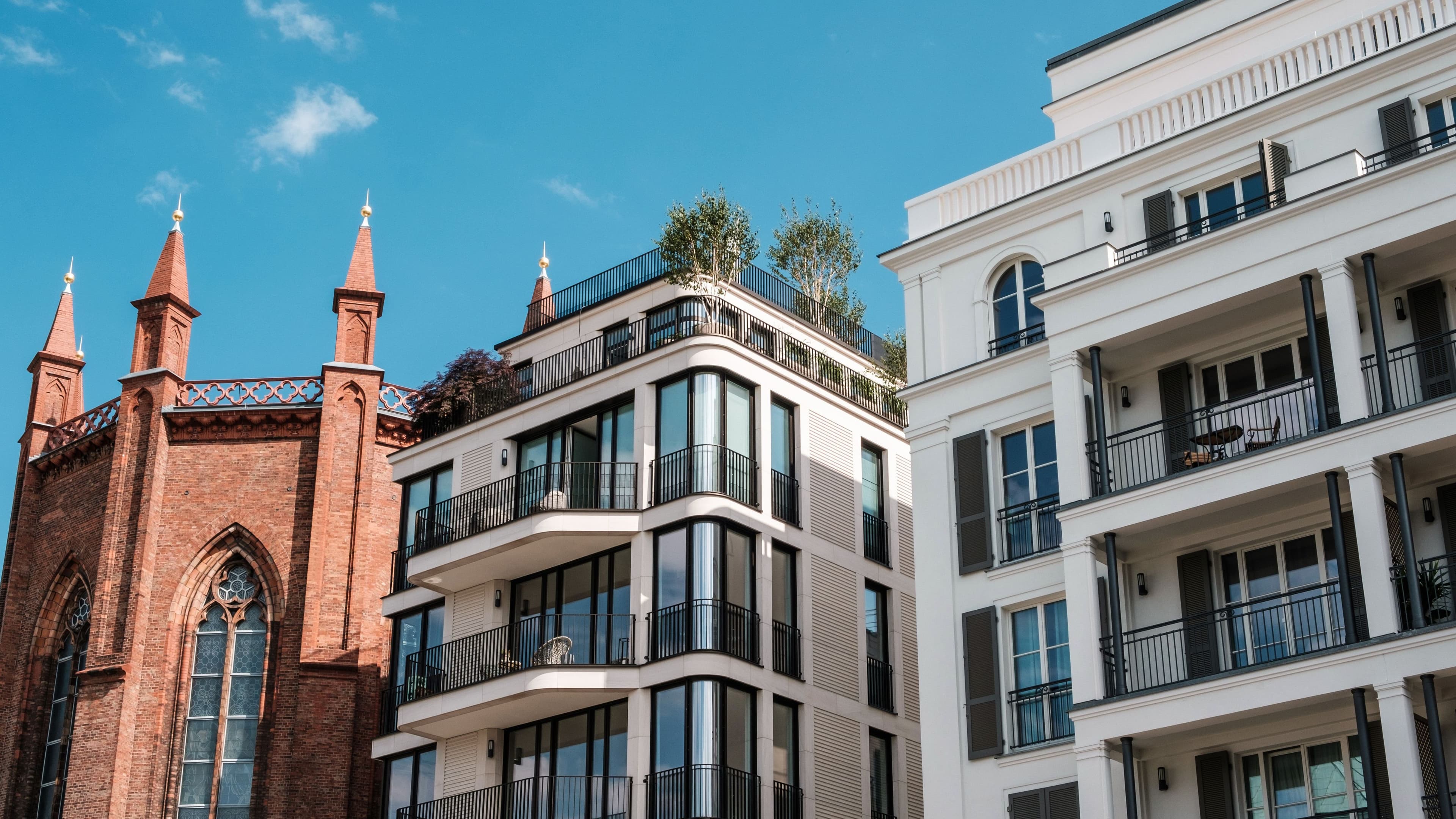 Moderne Architektur Mehrfamilienhäuser und alte Kirche