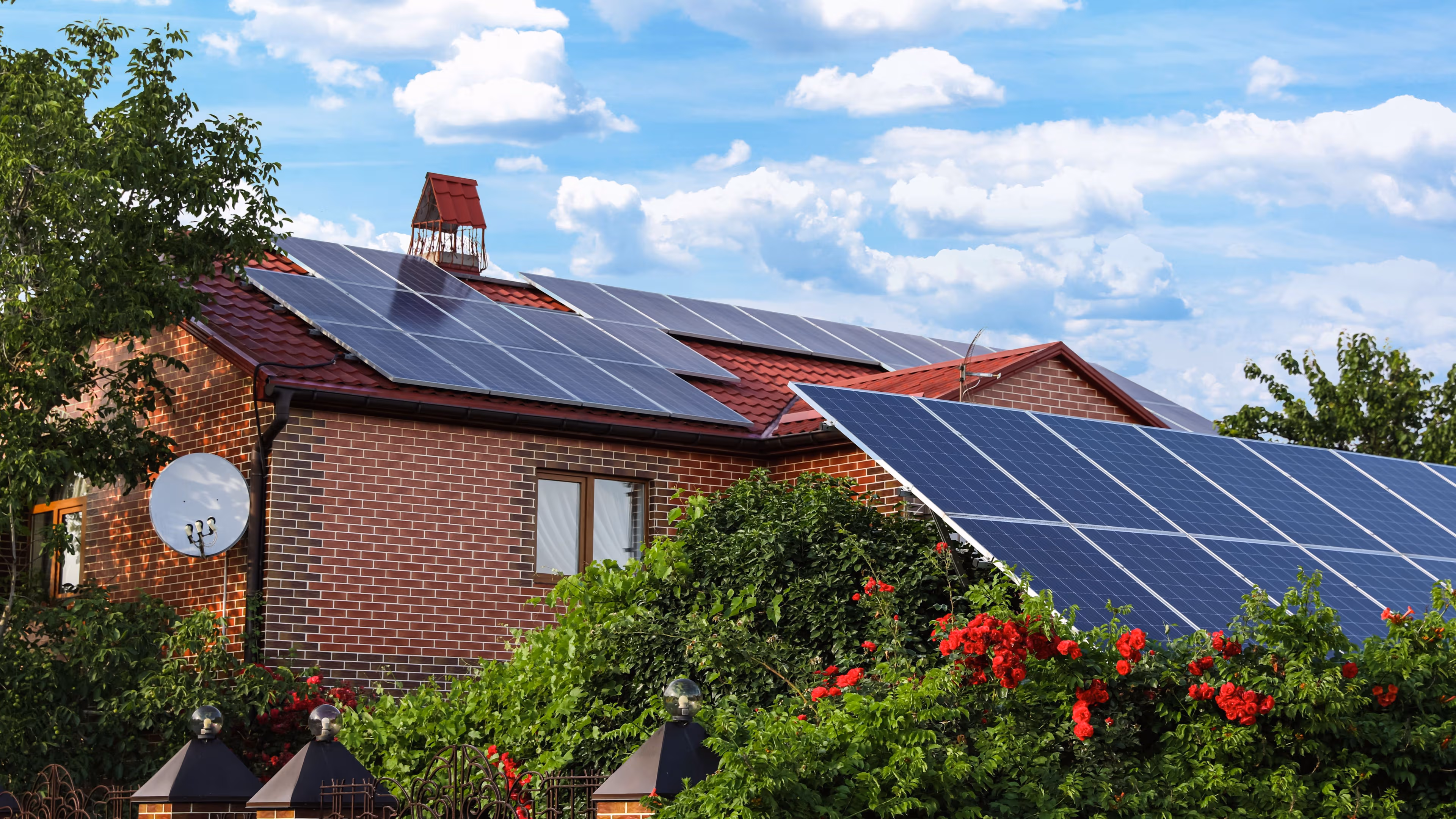 Haus mit installierten Sonnenkollektoren auf dem Dach. Alternative Energiequelle